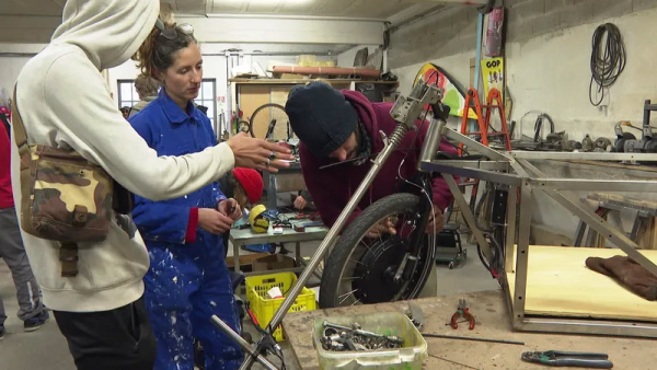 Atelier de création vélo cargo au 109 par Cyclotrope - Crédit Photo : © Y. Fournigault - France Télévisions