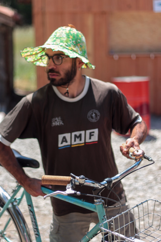 utilisateur des poignées 1919 de la mad sur le vélo